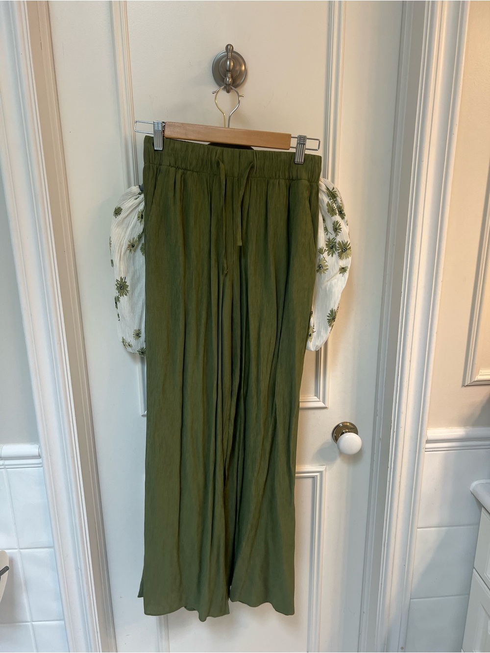 Abercrombie & Fitch Olive Green Wide-Leg Pants and matching floral top - Picture 5 of 8